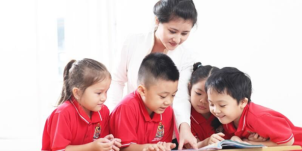 Teaching Assistant hỗ trợ giải đáp các thắc mắc của học viên