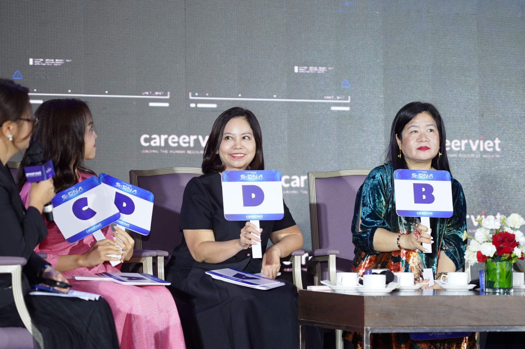 Đại diện MCG Talent Gene chia sẻ quan điểm cùng với khán phòng