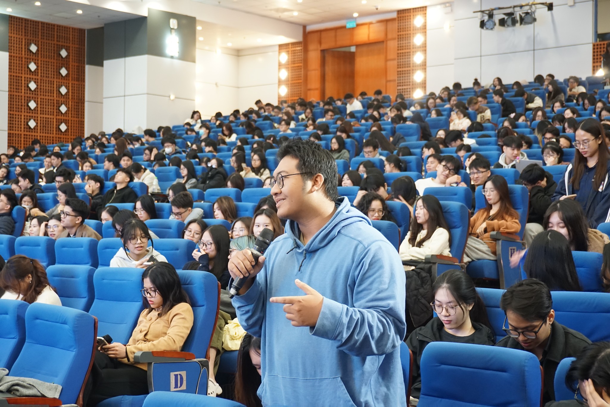 Nhiều bạn sinh viên tích cực đặt câu hỏi tại chương trình