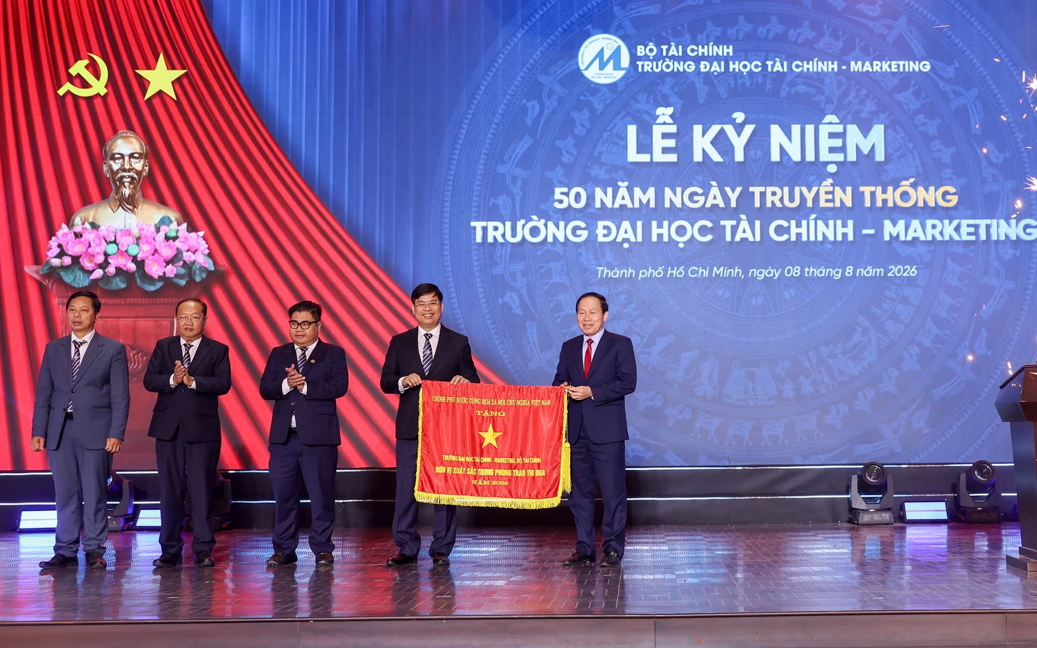 Nhà trường đón nhận Cờ thi đua của Thủ tướng Chính phủ từ Phó Thủ tướng Lê Tiến Châu. Nguồn: Trường Đại học Tài chính - Marketing