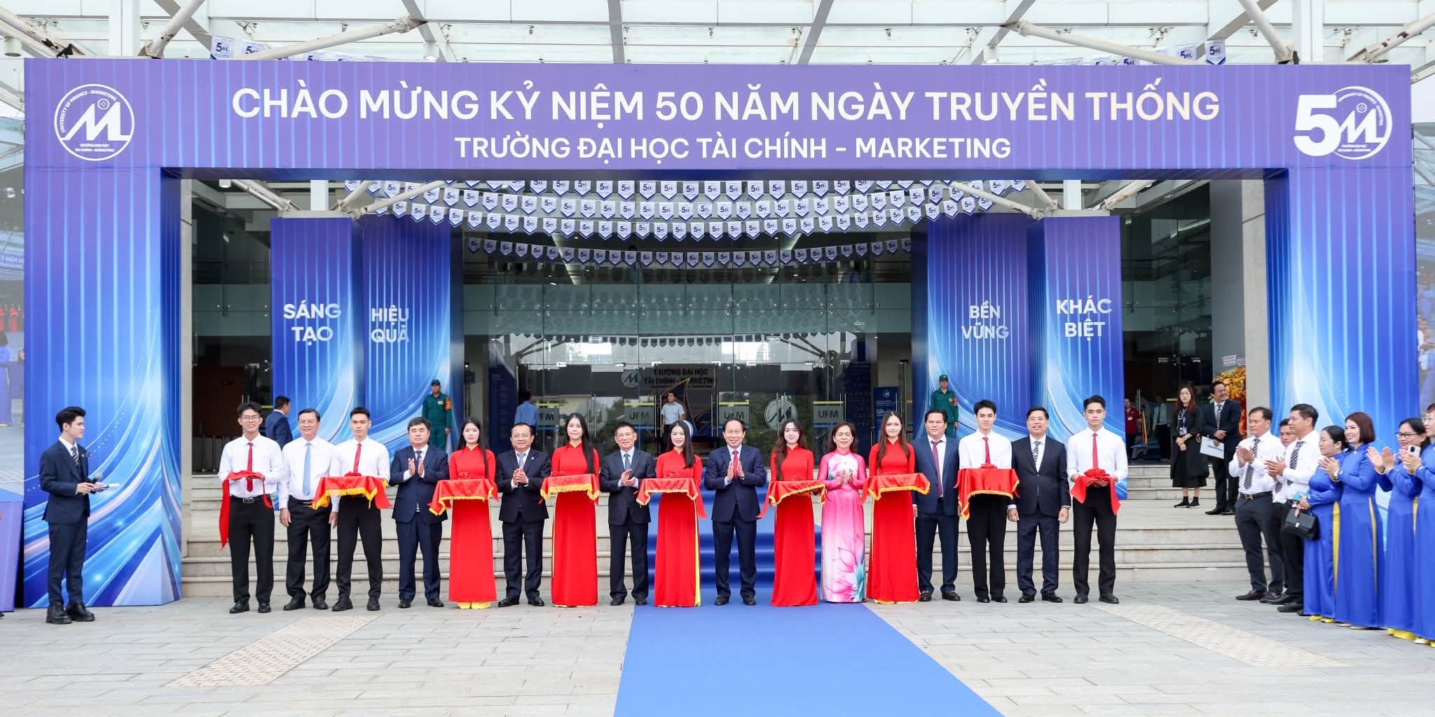 Các đại biểu thực hiện nghi thức cắt băng khai mạc triển lãm “Dòng chảy”. Nguồn: Trường Đại học Tài chính - Marketing