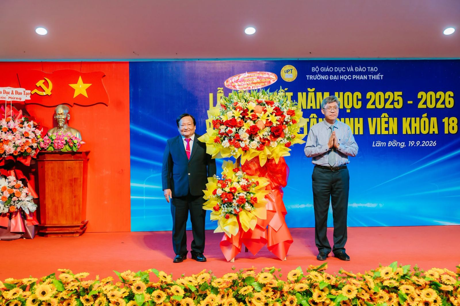 Đồng chí Nguyễn Minh, Phó Chủ tịch UBND tỉnh Lâm Đồng (bên phải) trao hoa chúc mừng. Nguồn: UPT