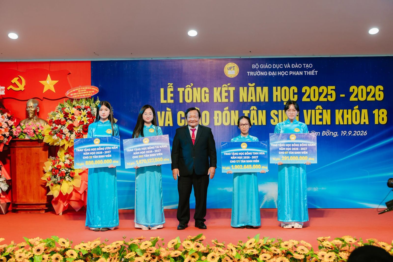 Trường Đại học Phan Thiết đã trao học bổng với tổng trị giá hơn 4,7 tỷ đồng cho gần 600 tân sinh viên Khóa 18. Nguồn: UPT