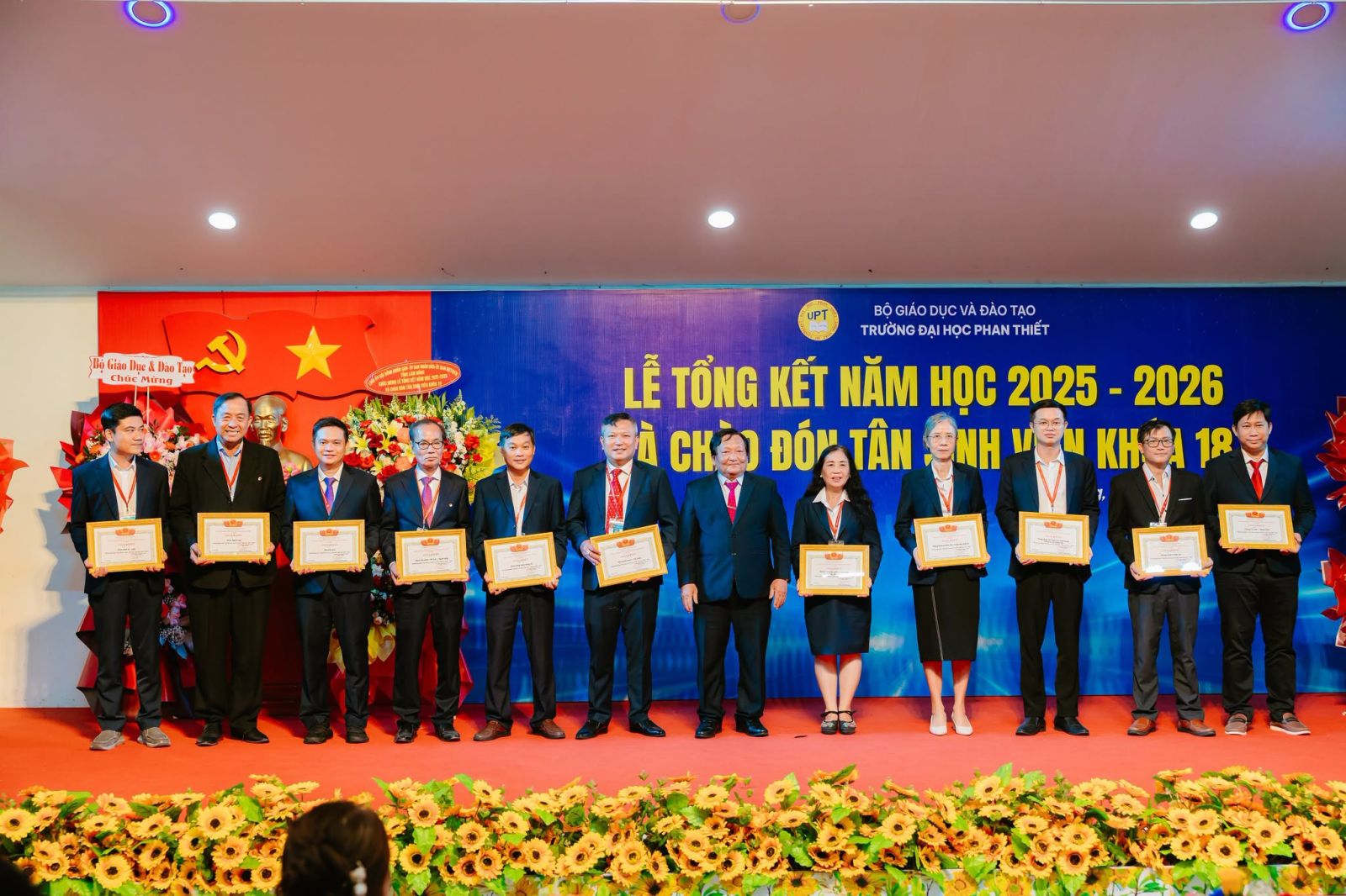 Nhà trường tổ chức tuyên dương, khen thưởng các tập thể và cá nhân có thành tích nổi bật trong năm học 2025–2026. Nguồn: UPT