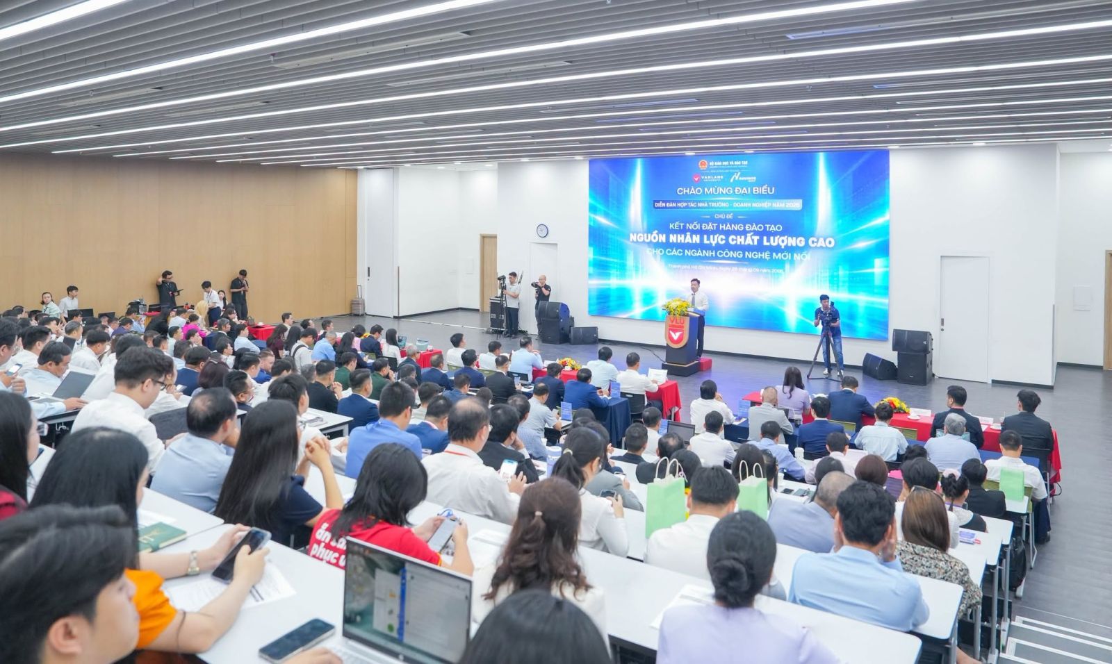 Diễn đàn với chủ đề “Thúc đẩy hợp tác đào tạo nguồn nhân lực chất lượng cao cho các ngành công nghiệp số”. Nguồn: VLU