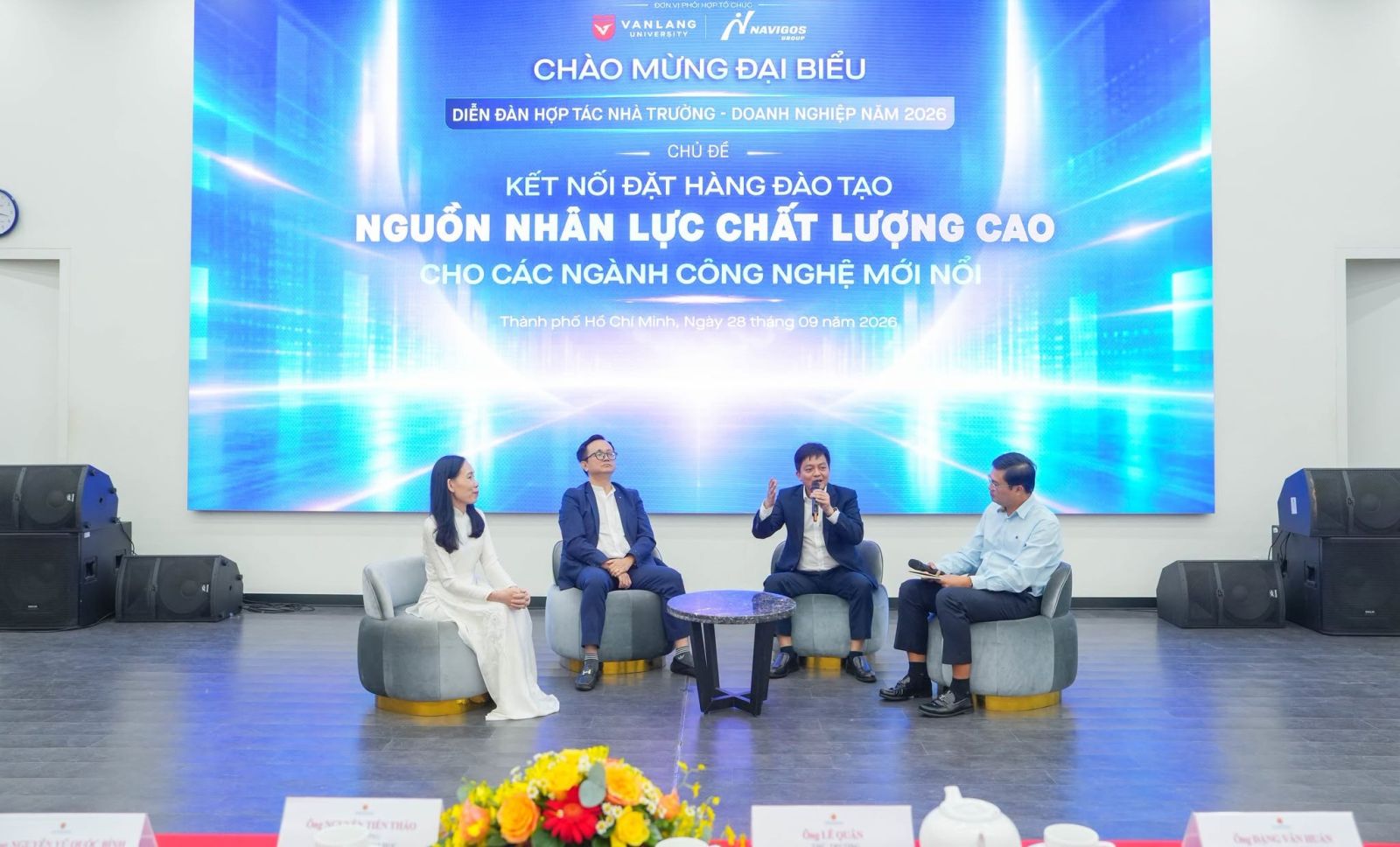 Doanh nghiệp không chỉ tham gia tuyển dụng sau tốt nghiệp mà còn đóng góp vào quá trình đào tạo. Nguồn: VLU