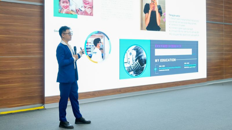 Anh Nguyễn Tiến Dũng - Trưởng phòng Nhân sự CareerViet chia sẻ tại workshop.