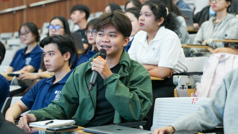 Sinh viên EIU tích cực trao đổi và đặt câu hỏi tại chương trình.