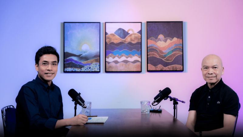 GS.BS Đinh Xuân Anh Tuấn và Host Quốc Khánh (Nguồn: Vietsuccess)
