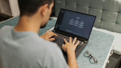 AI Coaching đóng vai trò như một người đồng hành ảo sẵn sàng hỗ trợ nhân viên mọi lúc mọi nơi. Nguồn: Internet