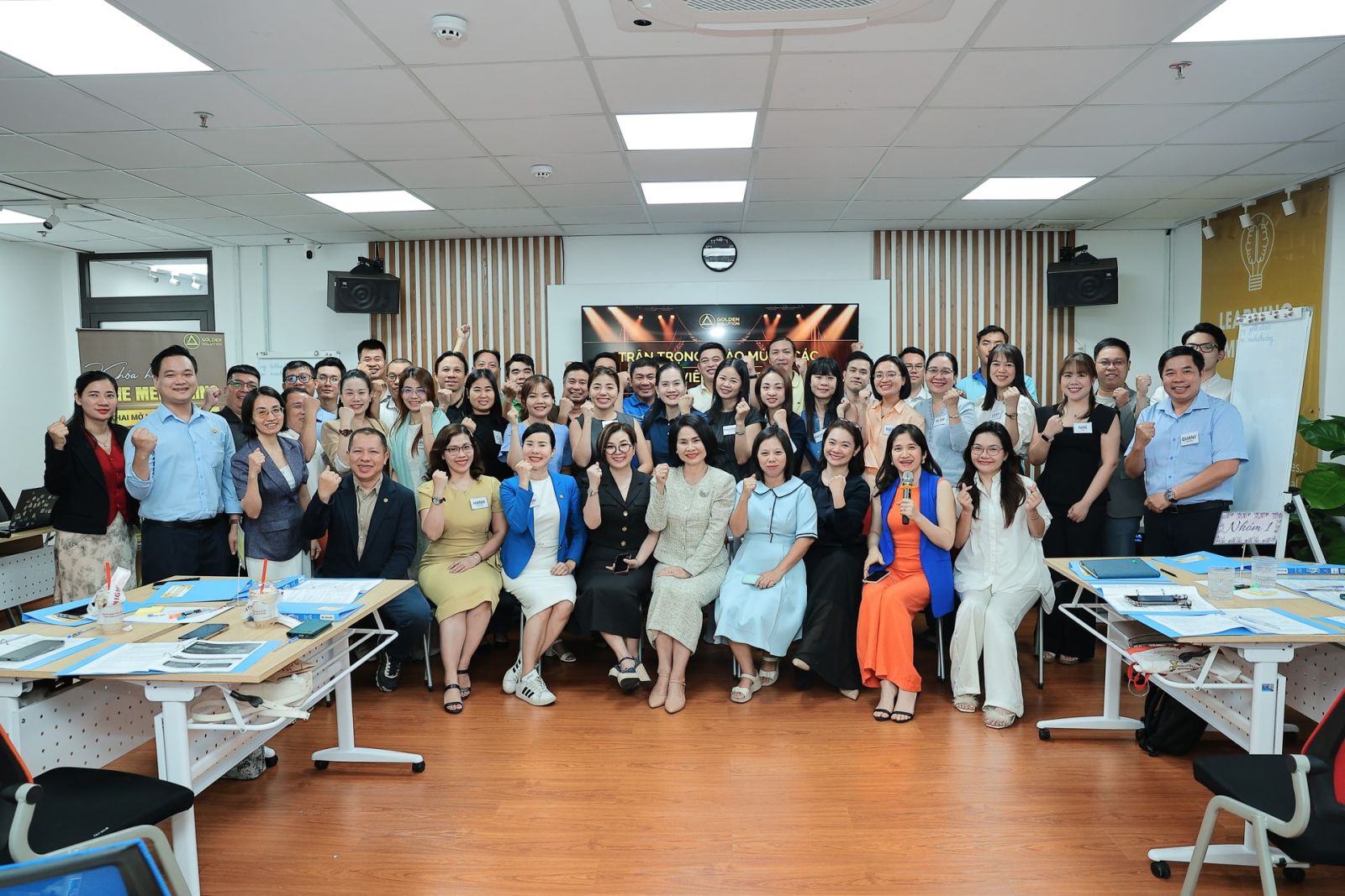 Học viên tham gia chương trình The Mentoring Khóa 2 Bao gồm đội ngũ mentor là các quản lý và nhân sự giàu kinh nghiệm, đóng vai trò dẫn dắt và lan tỏa tri thức trong tổ chức, được đào tạo để phát triển đội ngũ lãnh đạo kế thừa trong tương lai.