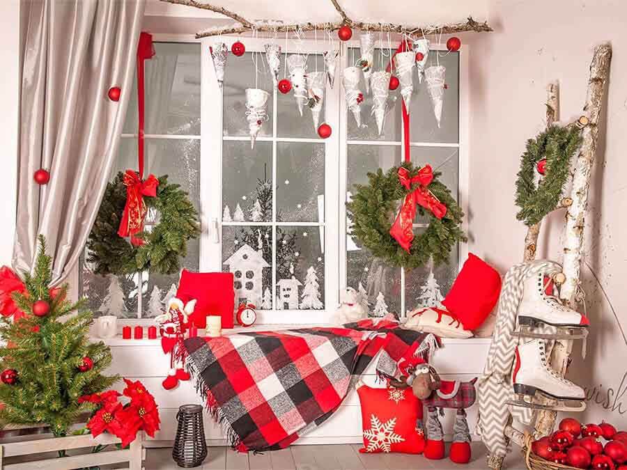 Một góc phòng với khung cửa sổ được decor theo concept “Noel đỏ”