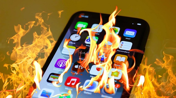 Hàng triệu người dùng iPhone vừa được Apple cảnh báo về nguy cơ hỏa hoạn, điện giật, thương tích hoặc hư hỏng điện thoại.