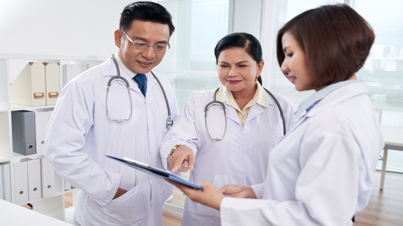 Mức lương và cơ hội nghề nghiệp của bác sĩ nội trú