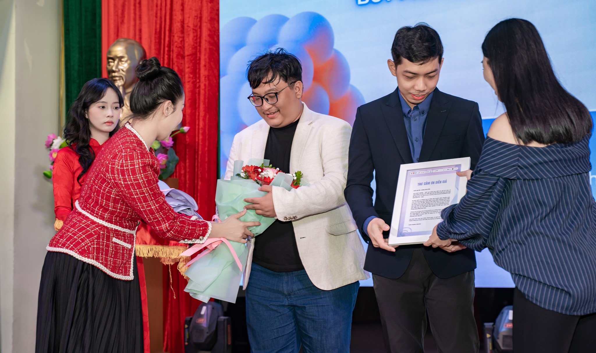 Anh Vũ Phạm – Founder EZAI (áo trắng) và Anh Sang Nguyễn - Blockchain Lecturer & Innovation Expert từ Cardano Vietnam (áo xanh đen)
