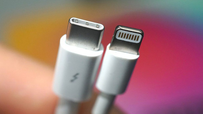 Apple có thể phải khai tử cổng sạc Lightning (phải) để chuyển sang dùng cổng USB-C (trái).