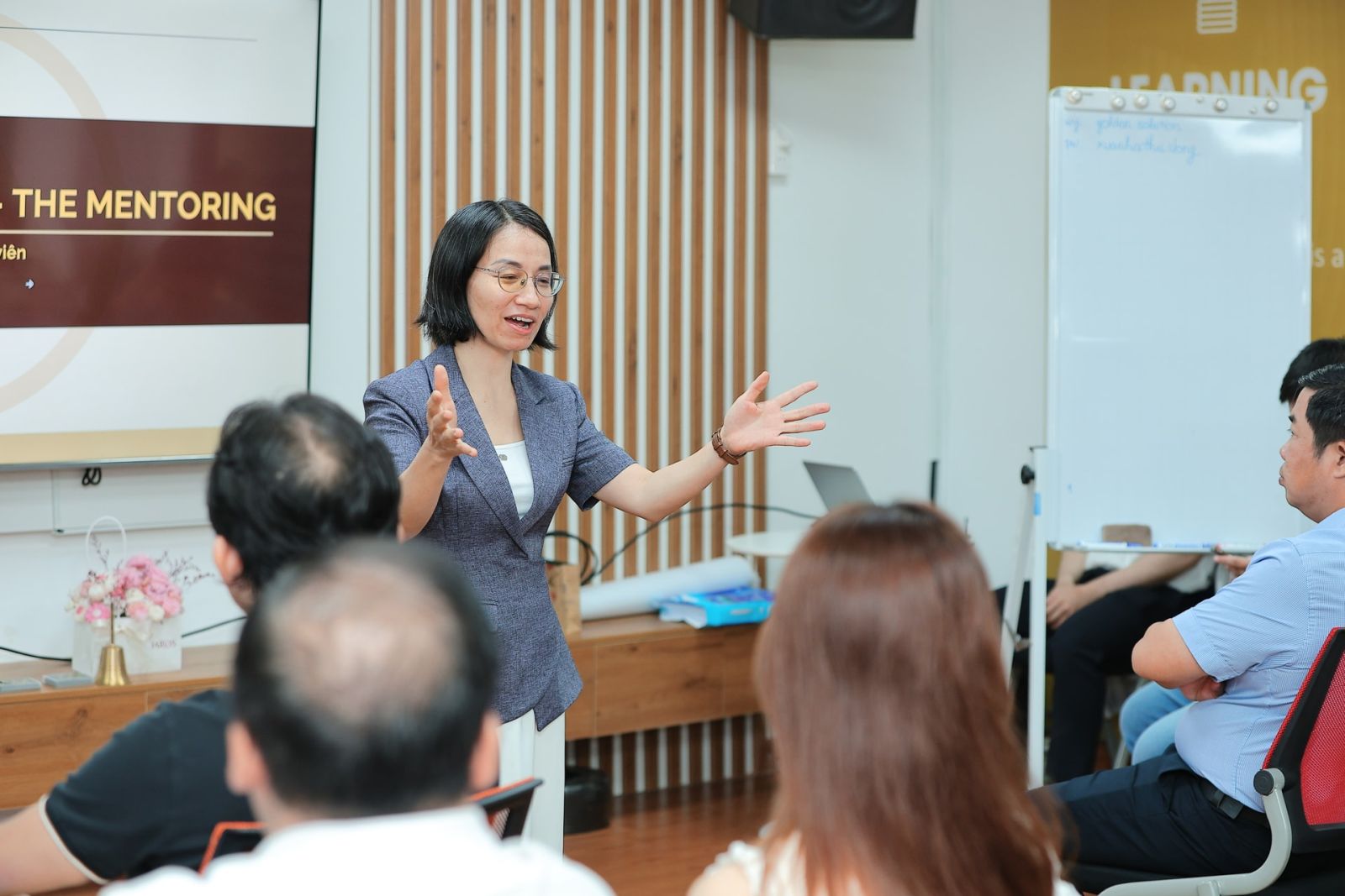 Chị Đặng Thu Hương chịu trách nhiệm thiết kế hành trình học tập và trực tiếp điều phối chương trình