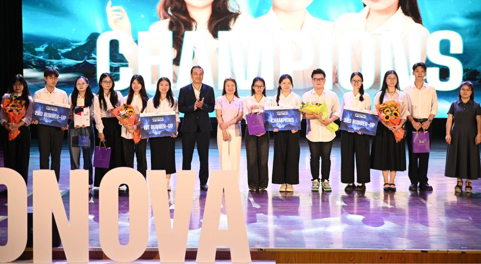 Top 3 xuất sắc của ECONOVA 2026. Nguồn: EEC - Economic English Club of NEU