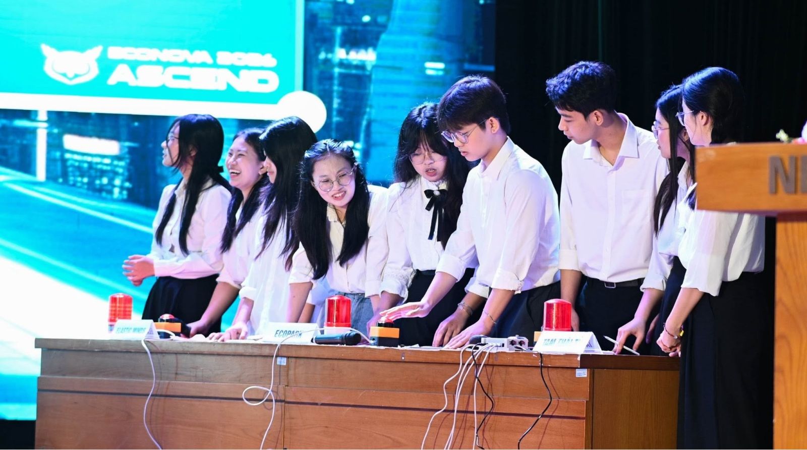 Đêm Chung kết đầy sôi động và bùng nổ. Nguồn: EEC - Economic English Club of NEU