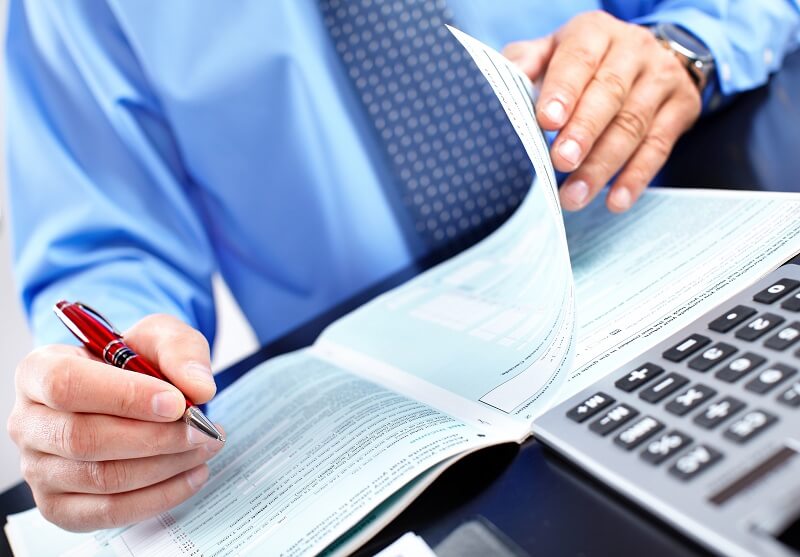 Chuyên viên thanh toán quốc tế trong quá trình phân tích báo cáo tài chính (Nguồn: Internet)