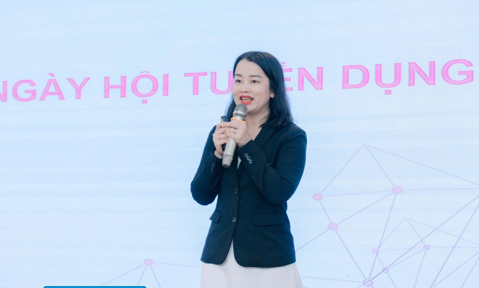 Đại diện Công ty Cổ phần Giải pháp CareerViet – Bà Nguyễn Thị Thu Trang (Giám đốc kinh doanh)