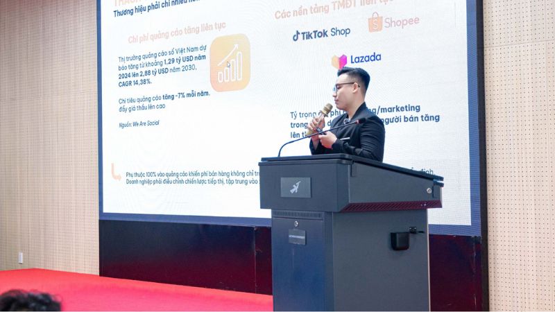 Ông Võ Văn Luyện, Leader Traffic Mobile tại ACCESSTRADE Việt Nam, là diễn giả tại chương trình
