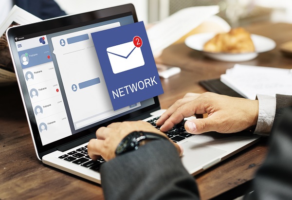 E-mail khiến nhân viên văn phòng béo phì