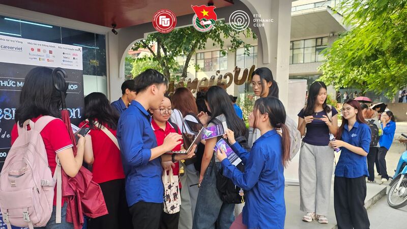 Không khí tại booth diễn ra sôi nổi