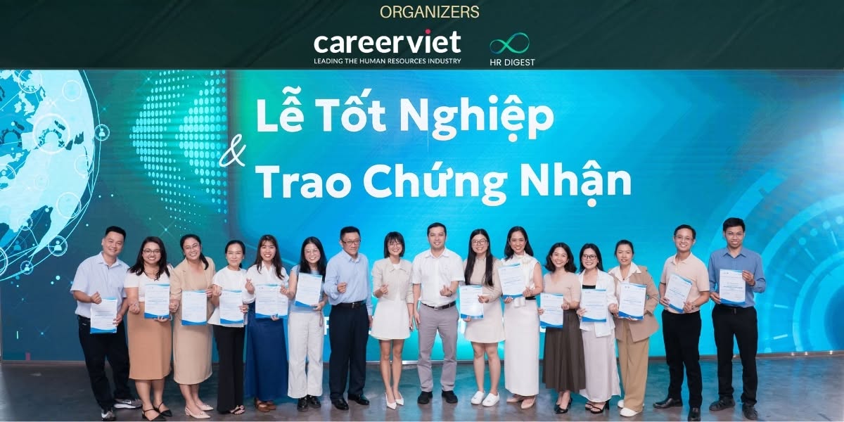 Tấm chứng nhận được trao là mốc ghi nhận cho hành trình rèn luyện nghiêm túc của các học viên