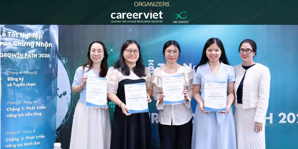 Tấm chứng nhận được trao là mốc ghi nhận cho hành trình rèn luyện nghiêm túc của các học viên