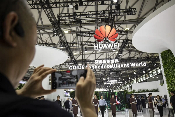 Huawei giúp các đối tác đổi nhờ nhờ ra mắt chiếc điện thoại thông minh ''cây nhà lá vườn''