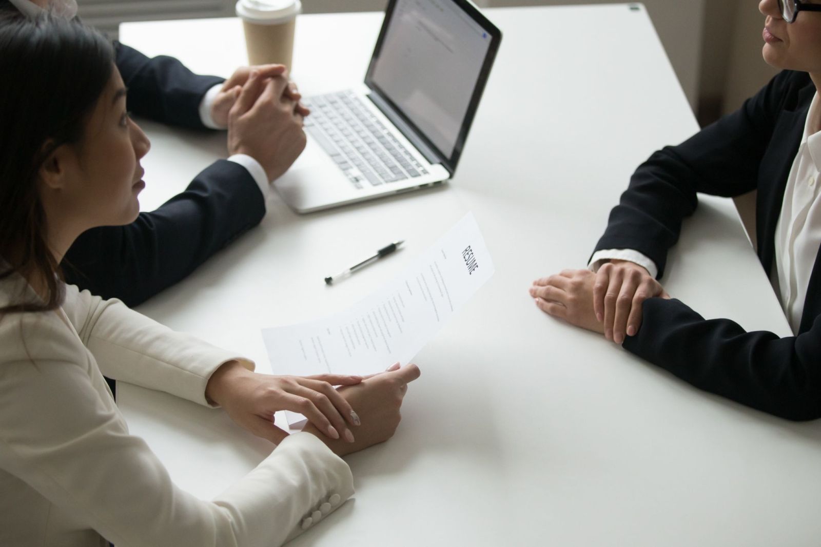 Ngôn ngữ cơ thể khi phỏng vấn. Nguồn: CareerViet