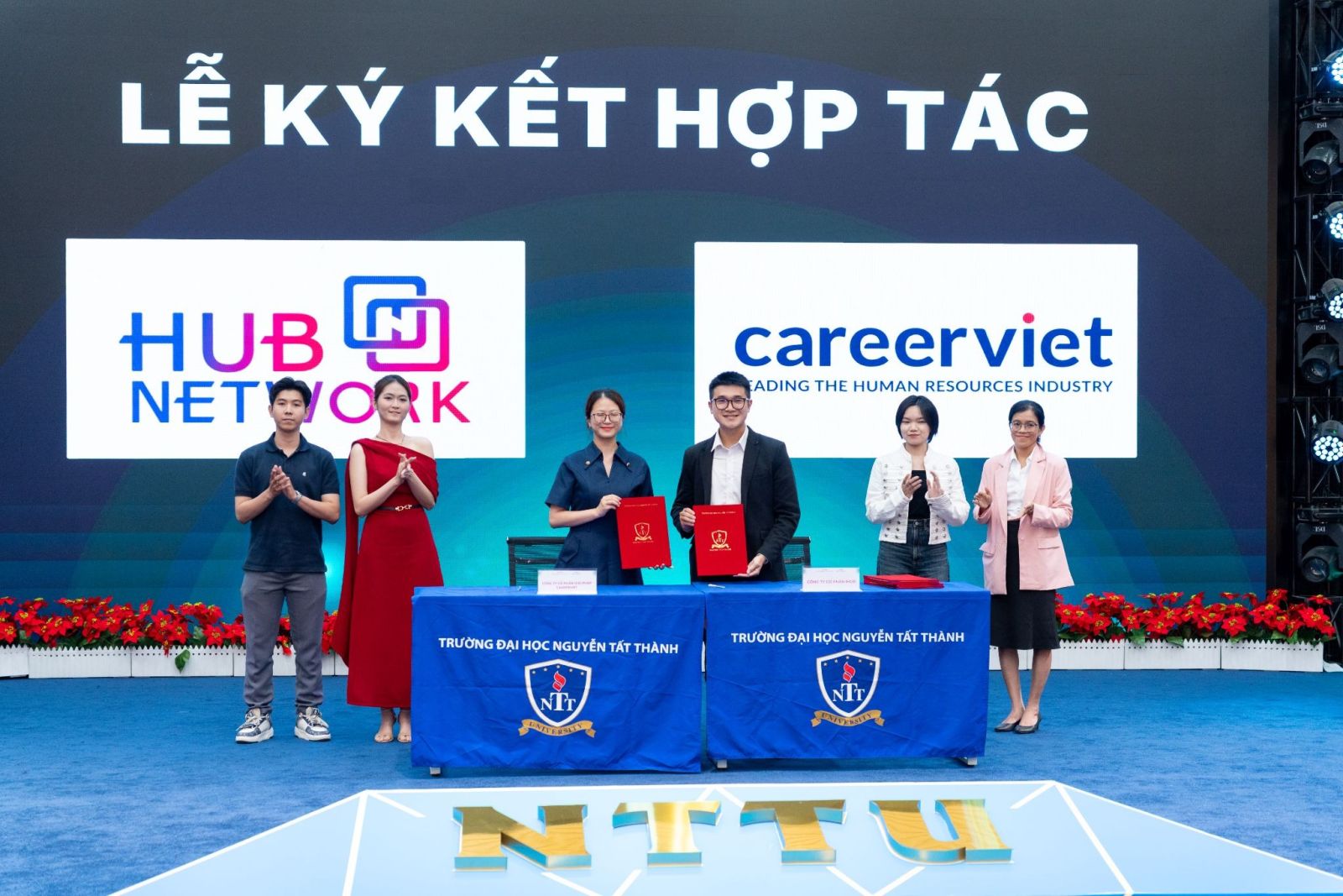 Chị Nguyễn Lê Kim Bình – Giám đốc Marketing của CareerViet, cùng đại diện Ban điều hành Hub Network. Nguồn: NTTU