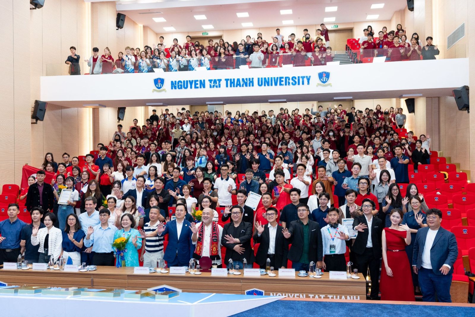 Các diễn giả, chuyên gia cùng các bạn sinh viên tại sự kiện Hub Forum 2026. Nguồn: NTTU