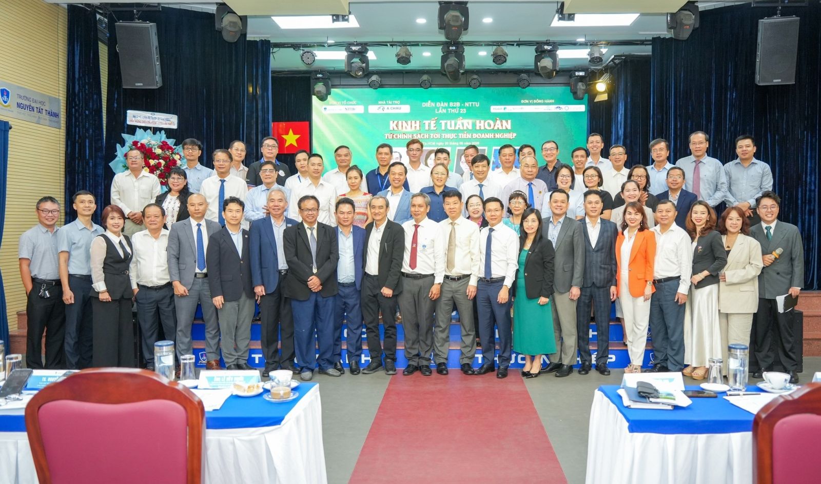 Đại diện Ban Giám hiệu, CLB Doanh nghiệp Trường Đại học Nguyễn Tất Thành cùng các đối tác, diễn giả. Nguồn: Trường Đại học Nguyễn Tất Thành (NTTU)