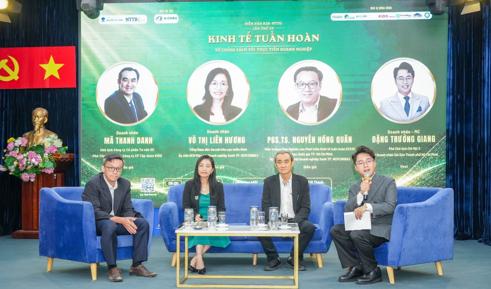 Phiên tọa đàm của các chuyên gia chia sẻ thông tin đến sinh viên. Nguồn: Trường Đại học Nguyễn Tất Thành