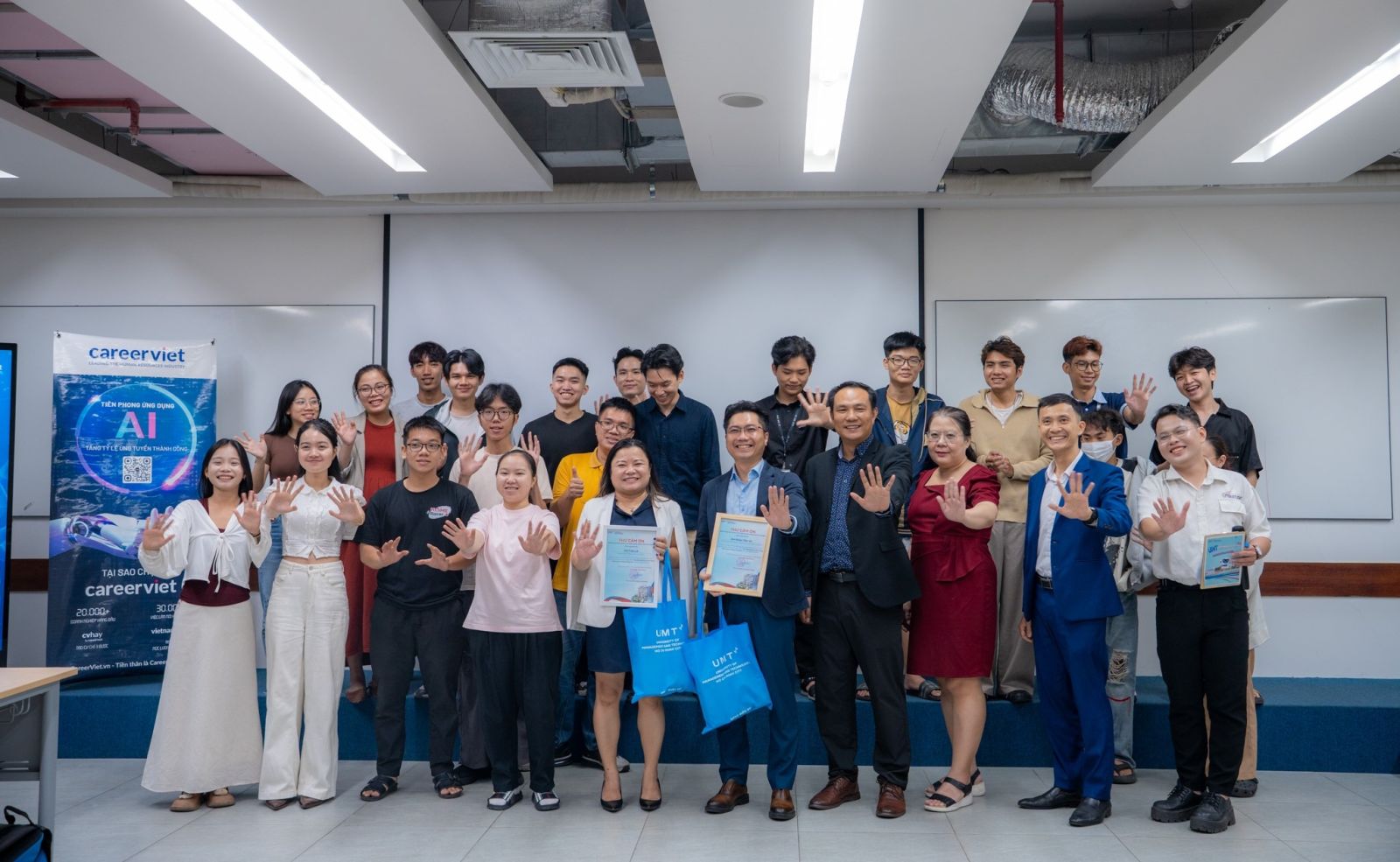 Các chuyên gia khách mời và các bạn sinh viên tham dự workshop. Nguồn: UTM