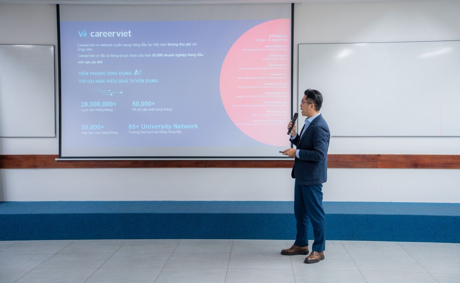 Anh Đoàn Tiến Vũ – Senior Project & HR Manager chia sẻ thông tin liên quan đến nội dung workshop. Nguồn: UTM