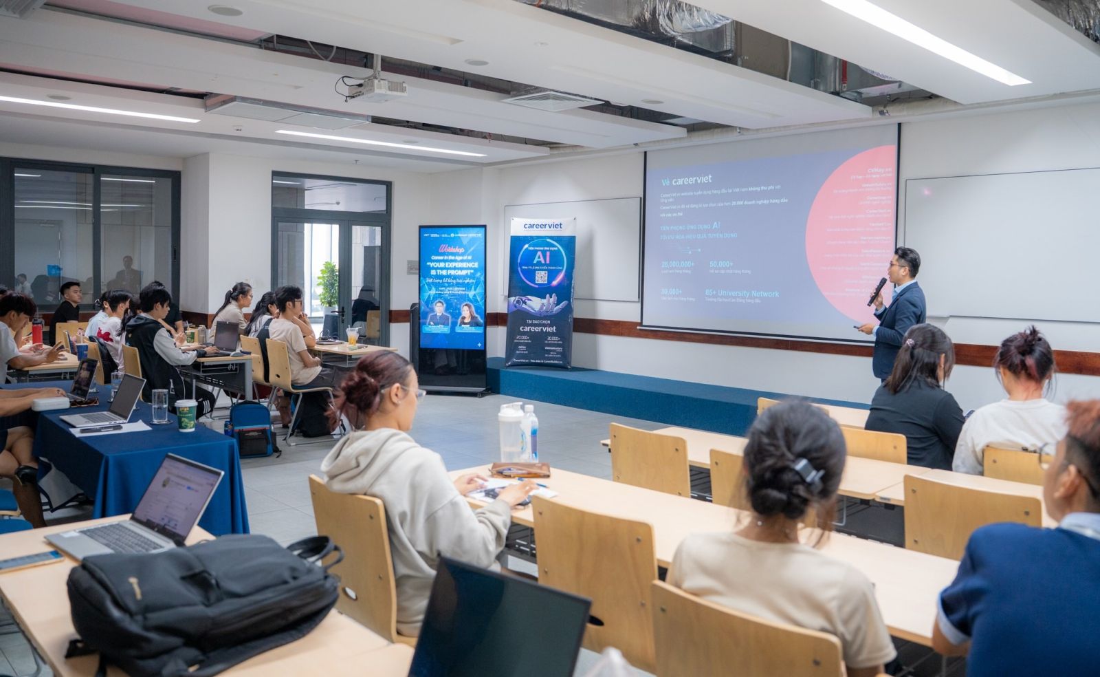Đông đảo các bạn sinh viên quan tâm đến chủ đề tham gia workshop. Nguồn: UTM