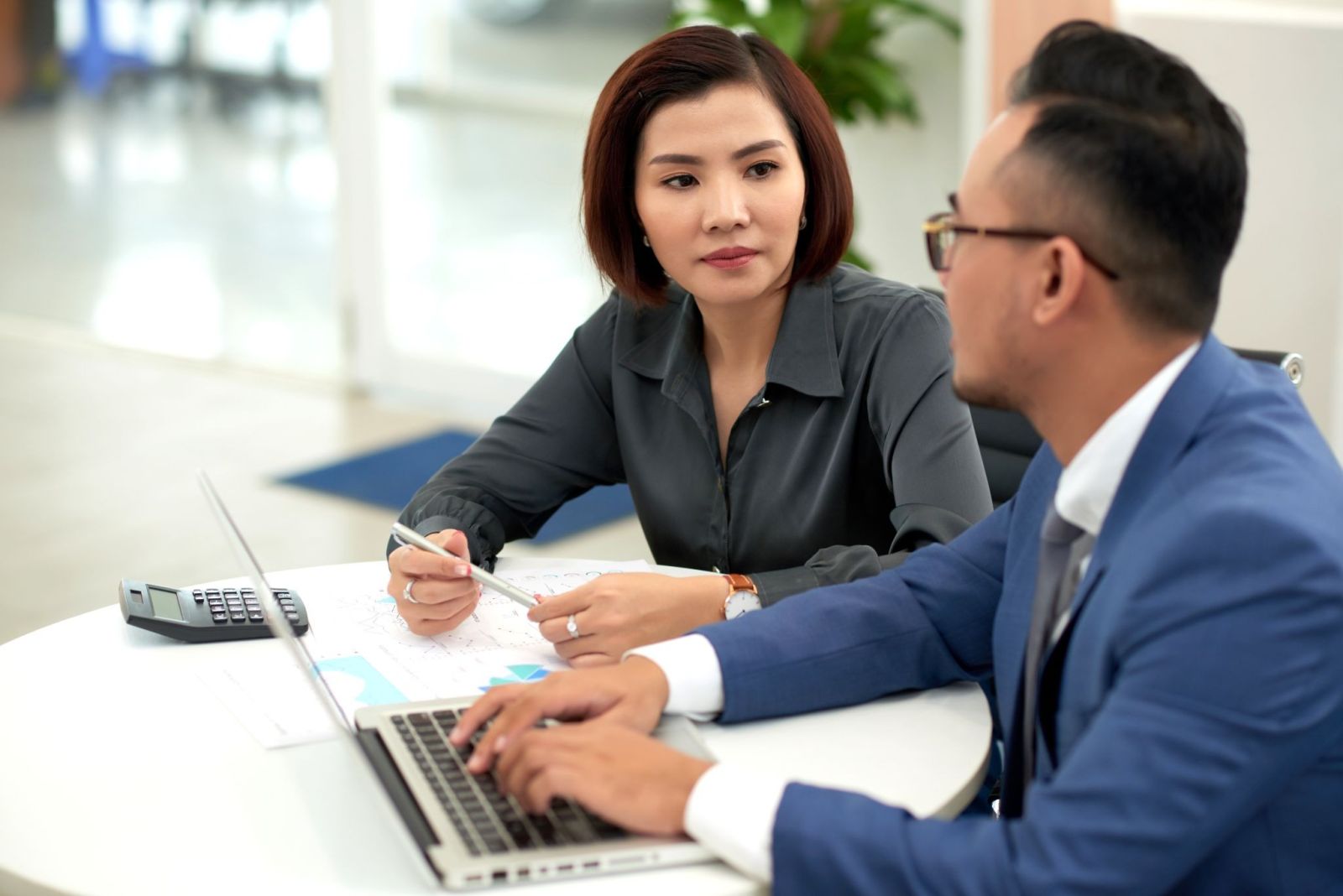 Công việc của giao dịch viên. Nguồn: Sưu tầm