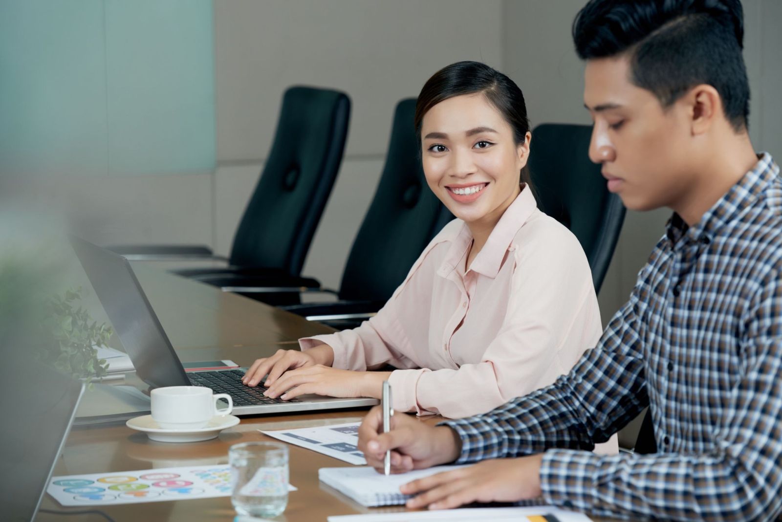 Giao dịch viên - Bật mí 7 điều ứng viên cần biết. Nguồn: Sưu tầm