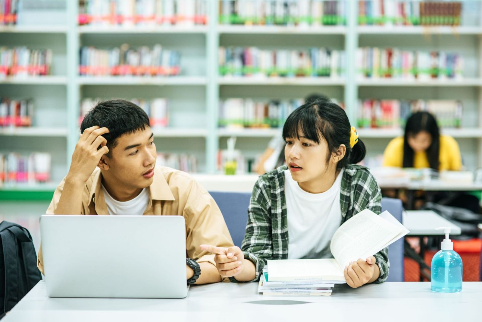 Cách vượt qua áp lực đồng trang lứa. Nguồn: CareerViet