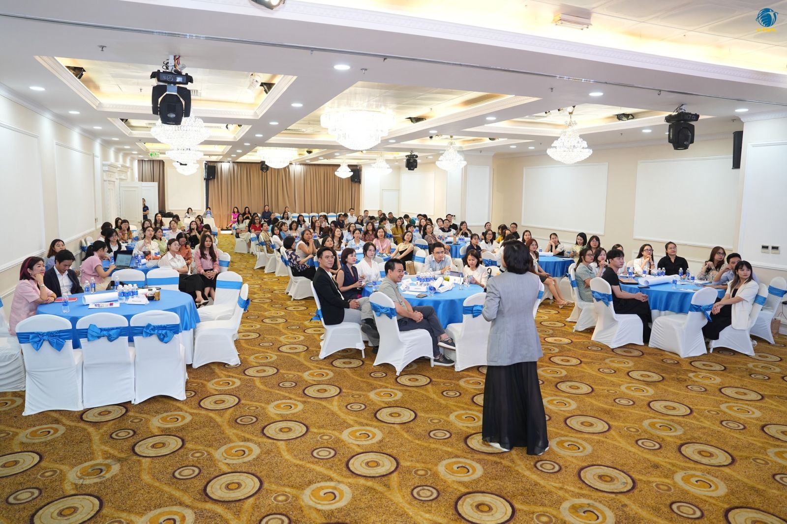Người tham sự lắng nghe chia sẻ từ 2 chuyên gia. Nguồn: Hiệp hội Nhân sự - HRA
