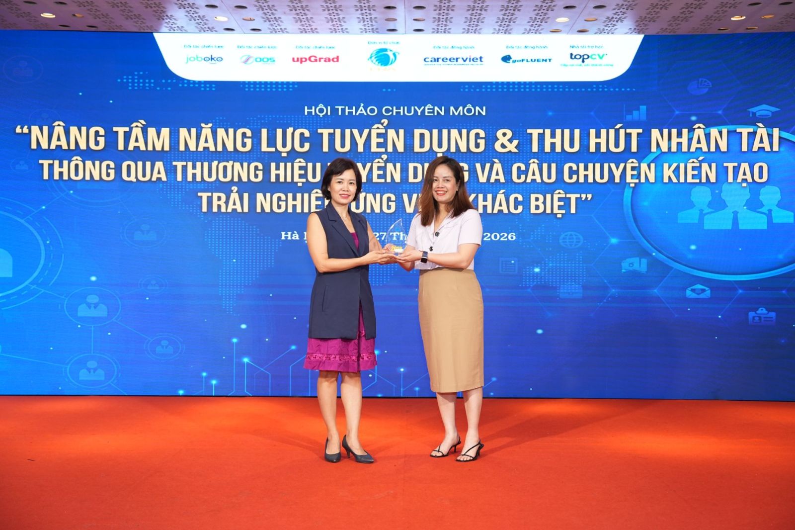 Bà Nguyễn Trường Anh – Giám đốc chi nhánh Hà Nội của CareerViet nhận cúp lưu niệm từ chương trình. Nguồn Hiệp hội Nhân sự - HRA
