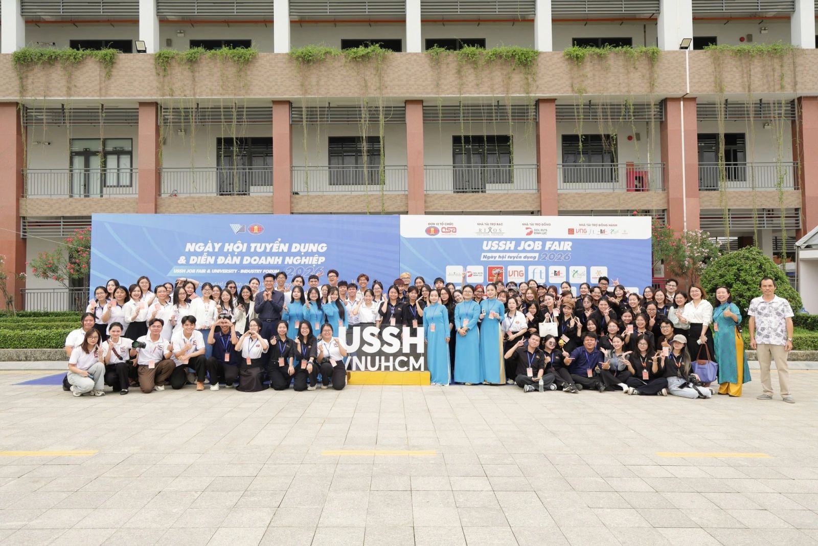Các Thầy, Cô cùng các bạn sinh viên chụp hình lưu niệm. Nguồn: USSH