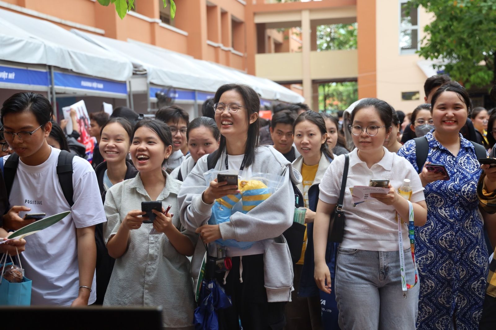 Các bạn sinh viên hào hứng tham gia hoạt động tại Ngày hội. Nguồn: USSH