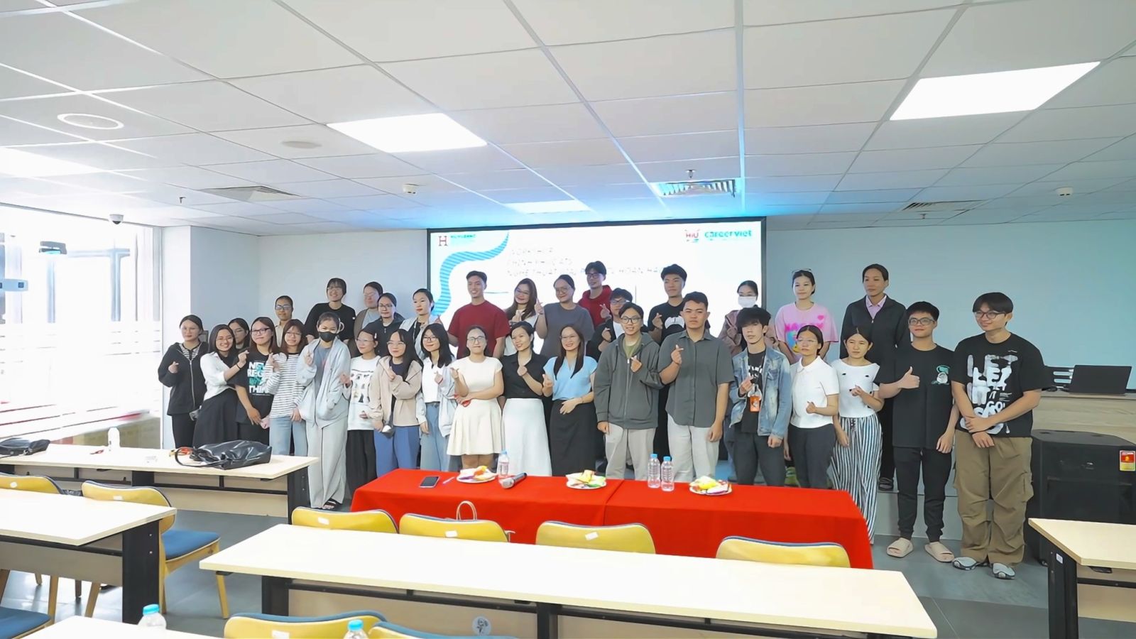 Chuyên gia và các bạn sinh viên chụp hình lưu niệm. Nguồn: HIU