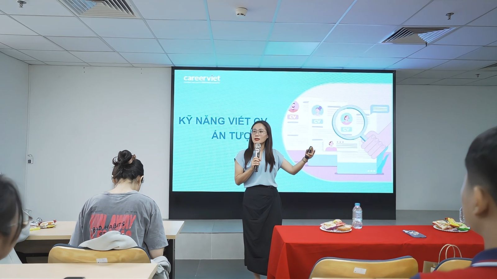Chị Phạm Thị Bích Ngọc – Senior Customer Service Manager đến từ CareerViet. Nguồn: HIU