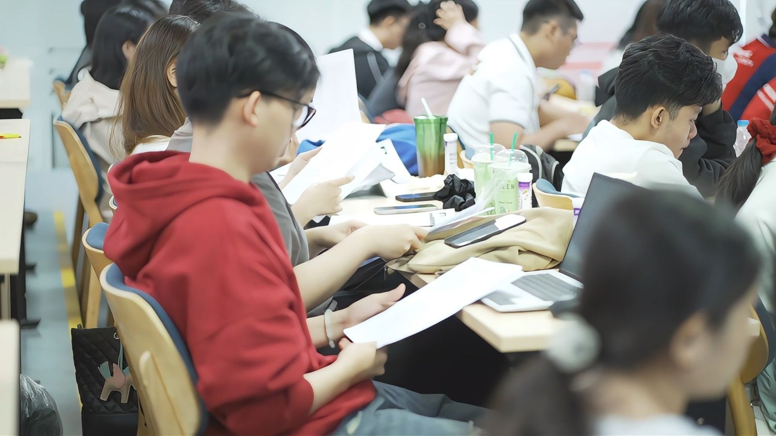 Các bạn sinh viên tập trung xem xét CV theo hướng dẫn của chuyên gia. Nguồn: HIU