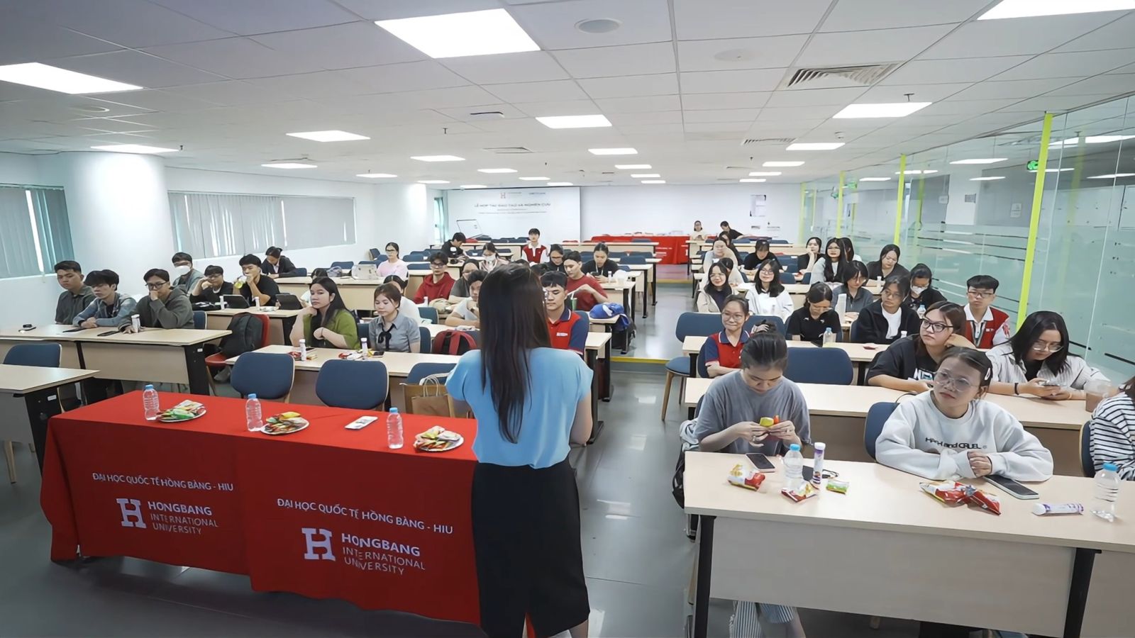 Nhiều bạn sinh viên quan tâm đến chủ đề để chuẩn bị hành trình tìm việc tương lai. Nguồn: HIU